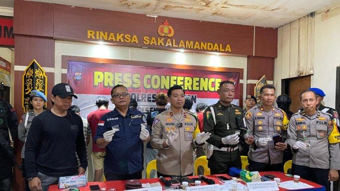 Tim gabungan yang terdiri dari Sat Resnarkoba Polres Nunukan, Brimob, TNI dan BNNK (Badan Narkotika Nasional Kabupaten) Nunukan menggrebek kampung rawan Narkoba di Jalan Tanjung, Kelurahan Nunukan Barat, pada Kamis (07/11/2024), pagi