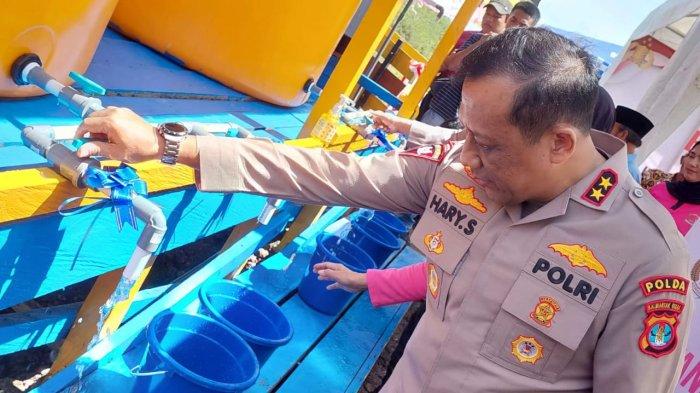 AIR BERSIH - Kapolda Kaltara Irjen Pol Hary Sudwijanto saat meresmikan, bantuan fasilitas air bersih di kawasan transmigrasi SP 6B Tanjung Buka, Tanjung Palas Tengah, Bulungan, Minggu (20/06/2025). (istimewa)