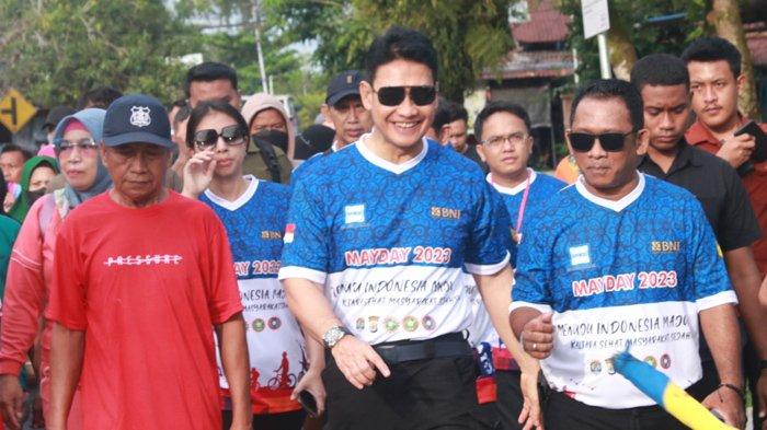 Kapolda Kaltara, Irjen Pol Daniel Adityajaya mengikuti kegiatan jalan sehat bersama buruh di Tarakan, tepat pada May Day, Senin (1/5/2023). (Humas Polda Kaltara)