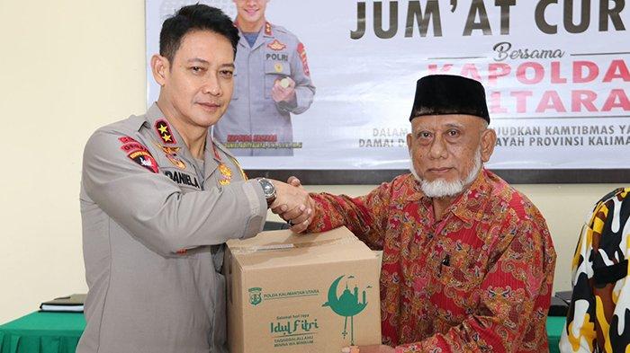 Kapolda Kalimantan Utara Irjen Pol. Daniel Adityajaya, S.H, S.I.K, M.Si, memberikan bingkisan kepada masyarakat saat Jumat Curhat, di Ruang 91 Mapolda Kaltara, Jumat (5/4/2024). (Humas Polda Kaltara)