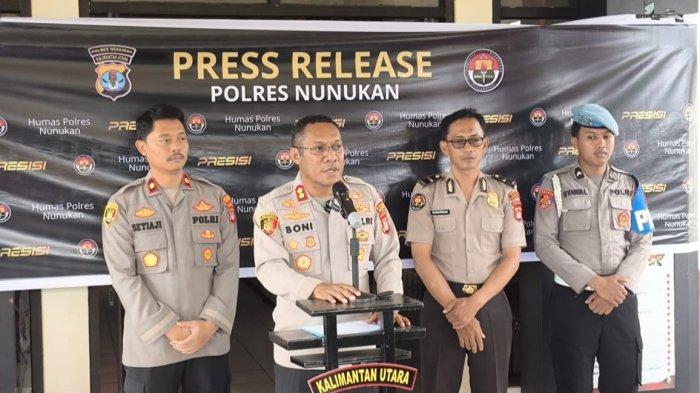 KAPOLRES ANGKAT BICARA - Kapolres Nunukan, AKBP Bonifasius Rumbewas, angkat bicara menyusul penangkapan 4 oknum anggota Polres Nunukan, Polda Kalimantan Utara (Kaltara), di Mako Polres Nunukan pada Sabtu (12/07/2025), siang.