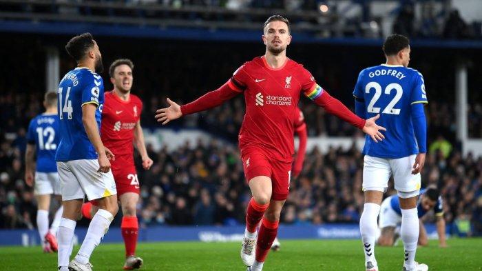Kapten Liverpool Jordan Henderson saat mengenakan ban kapten rainbow bentuk dukungan terhadap komunitas LGBT (twitter/@jhenderson)
