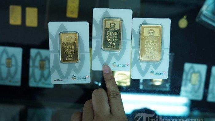 HARGA EMAS - Karyawan menunjukkan emas batangan di Gedung Antam, Jakarta Selatan, Rabu (9/4/2025). Berikut ini harga emas hari ini pada Senin 9 Juni 2025, dimana emas batangan Antam kini tembus Rp 1,9 juta per gram di laman logam mulia. Tribunnews/Jeprima