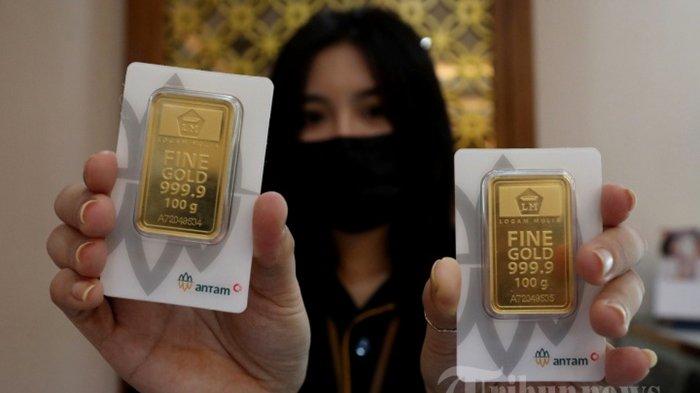 HARGA EMAS ANTAM - Karyawan menunjukkan logam mulia yang dijual di Galeri 24 Pegadaian, Jakarta, Selasa (19/7/2022). Intip update harga emas hari ini Rabu 23 Juli 2025 yang meroket tajam hingga Rp 1.970.000 per gram, khususnya emas batangan produksi PT Antam, warga Kaltara perlu ketahui juga.