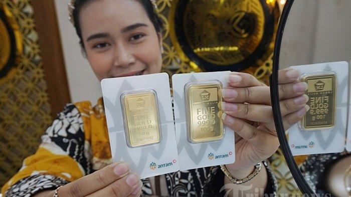 Karyawati menunjukkan emas PT Aneka Tambang Tbk. (Antam) di salah satu gallery penjualan emas di Jakarta, Senin (27/5/2024). Selain harga emas hari ini per gram, artikel ini sajikan juga buyback atau harga jual kembali emas Antam.