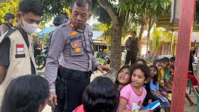 Kasat Samapta Polres Nunukan, AKP Eka I Berlin mengunjungi sebuah rumah eks deportant PMI sekaligus memberikan tas sekolah dan Sembako.