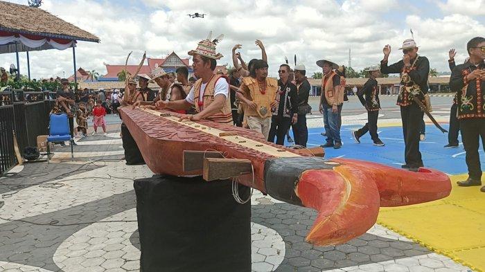 Lembaga Adat Dayak Sa'ban menerima rekor MURI dengan menampilkan Kecapi Kalimantan Terbesar melalui Irau Malinau ke-10 HUT ke-24 Malinau, Kalimantan Utara, Rabu (11/10/2023).