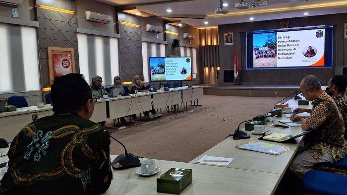 n
Kepala Dinas Pendidikan dan Kebudayaan Nunukan, Akhmad mempresentasikan strategi Nunukan untuk meneruskan program buku hibah Kemendikbudristek di Kantor Badan Pengembangan dan Pembinaan Bahasa Kemendikbudristek , Jakarta, Senin (11/9).