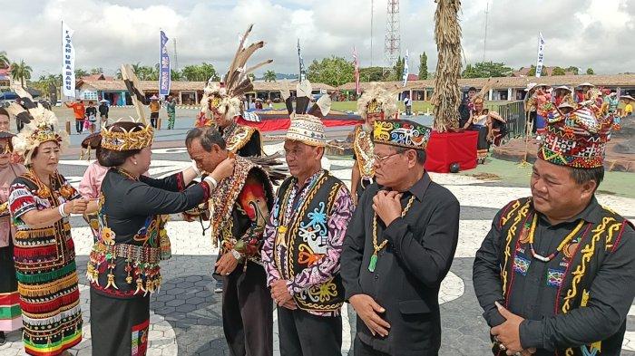 Ketua Persatuan Dayak Kayan Kabupaten Malinau, Ping Ding saat menyerahkan cindera mata sebagai tanda kesyukuran atas kerukunan masyarakat pada Irau ke 10 Malinau, Kalimantan Utara, Jumat (13/10/2023).