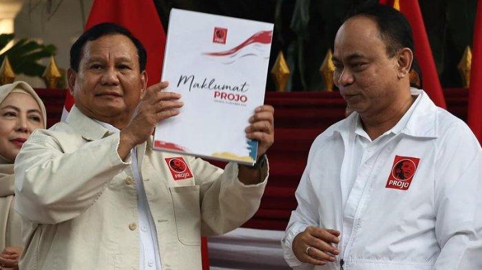 Ketua relawan Projo Budi Arie Setiadi menyerahkan dukungan kepada Capres Prabowo Subianto di Pilpres 2024
