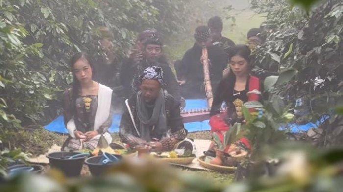 Cuplikan video Instagram story Kim Go Eun yang memperlihatkan pria dan wanita dengan pakaian tradisional Jawa Barat. (@ggonekim)