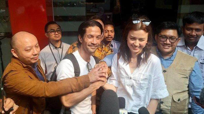 EDWARD DAN KIMBERLY - Edward Akbar dan Kimberly Ryder ditemui di Polres Metro Jakarta Selatan, Jumat (11/7/2025) untuk menyelesaikan masalah penggelapan mobil. Setelah bertemu dengan Kimberly Ryder untuk membahas harta gono gini, Edward Akbar dilabrak oleh mantan ibu mertuanya, Irvina Zainal.