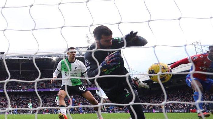 Kiper Alisson Becker ketika melakukan aksi penyelematan penting Liverpool saat melawan Crystal Palace