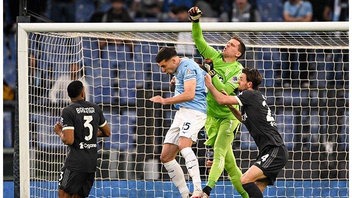 Kiper Juventus, Wojciech Szczesny bekerja keras mengamankan gawangnya pada pertandingan melawan Lazio, pekan ke-30 Liga Italia Serie A, di Olimpico, Minggu (31/3/2024).