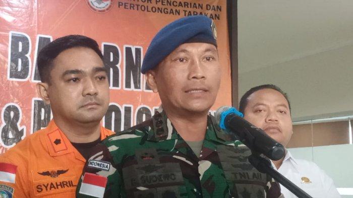 Kolonel Pnb Bambang Sudewo, Komandan Lanud Anang Busra saat menyampaikan rilisnya.