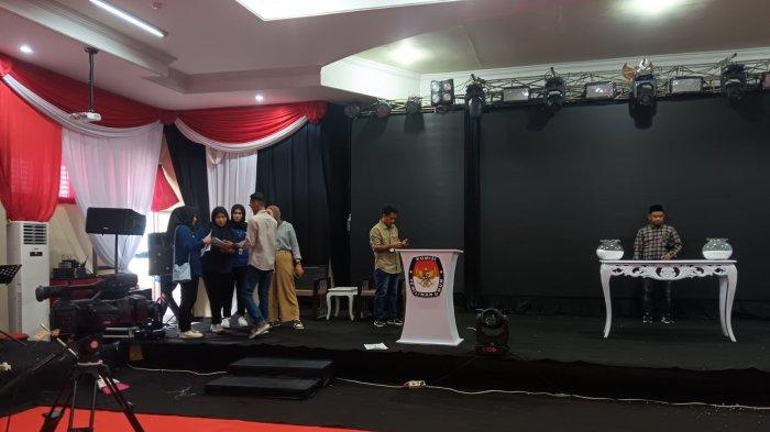 Komisioner KPU Bulungan lakukan peninjauan lokasi debat publik pertama yang akan digelar Rabu (23/10/2924) di Auditorium Universitas Kalimantan Utara, Tanjung Selor, Bulungan.