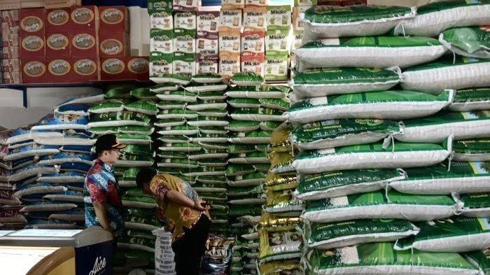 Komoditas beras di pasaran Malinau, Kalimantan Utara. Minggu ke 3 Februari, kenaikan harga bwras secara nasional diwaspadai berimbas ke daerah.