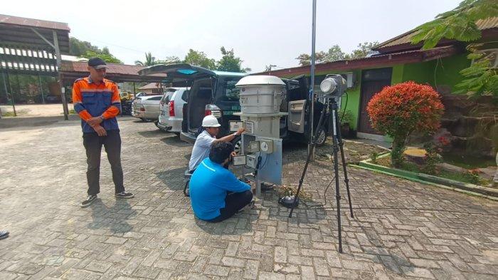 Aktivitas petugas dari saat melaksanakan pengukuran kualitas udara ambien di Kantor DLH Kota Tarakan, Selasa (3/10/2023).