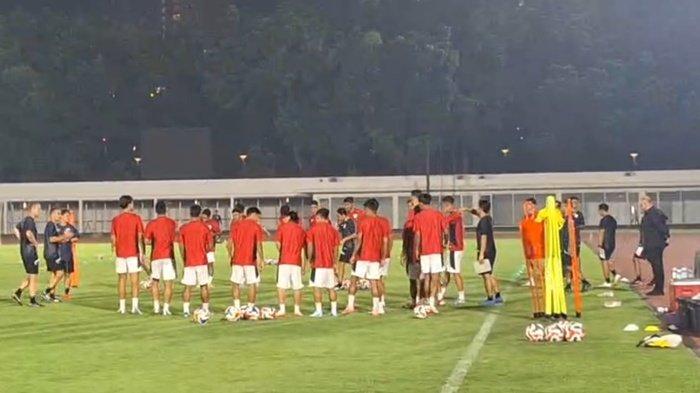 DIGEBUK TIMNAS INDONESIA - Persiapan Timnas Indonesia U-23 jelang menghadapi Brunei Darussalam dalam laga perdana grup A Piala AFF U-23 di Stadion Madya, Senayan, Jakarta, Senin (14/7/2025).