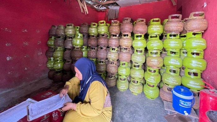 TABUNG GAS LPG 3 KG - Dewi sedang melihat list warga yang selalu datang ke pangkalan miliknya untuk membeli tabung gas LPG 3 Kg di Jalan Hasanuddin, RT 8, Kelurahan Nunukan Utara, Selasa (04/02/2025), siang.