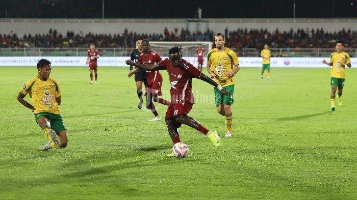 LUPA CETAK GOL - Pemain PSM, Balotelli (kanan) menendang bola saat melawan Persebaya pada pekan ke 26 liga satu yang berlangsung di Stadion BJ Habibie, Parepare, Sulsel, Jumat (7/3/2025). Performa striker PSM Makassar di Liga 1 2024/2025 yakni Albertine Joao Pereira alias Balotelli kini jadi sorotan, gegara lupa caranya cetak gol.