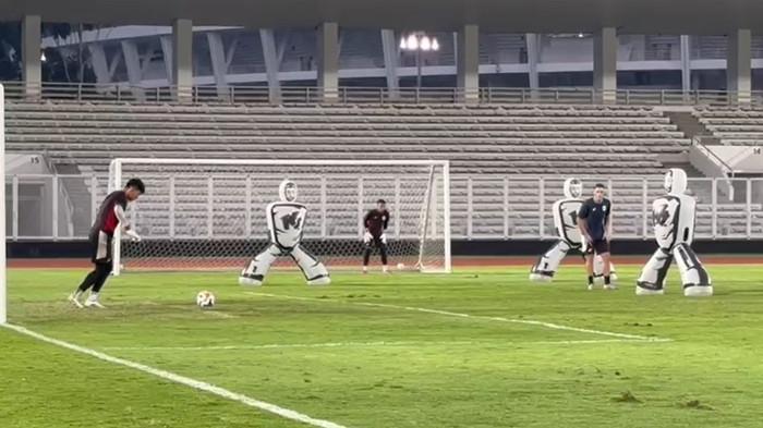 PEMAIN TIMNAS CEDERA - Latihan Timnas Indonesia U-23 di Stadion Madya, Senayan, Jakarta, Minggu (20/7/2025). Ada kabar buruk jelang Timnas Indonesia vs Malaysia di Piala AFF U23, ada pemain Garuda Muda dikabarkan cedera, siapa dia? (Tribunnews/Alfarizy)