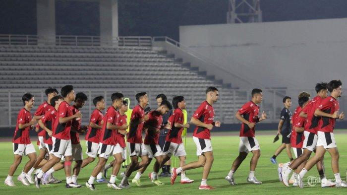 LATIHAN TIMNAS U-23 - Sejumlah pesepak bola Timnas Indonesia U-23 mengikuti sesi latihan di Stadion Madya, Komplek GBK, Senayan, Jakarta, Kamis (10/7/2025). Timnas Indonesia U-23 menjalani pemusatan latihan di Jakarta sebagai persiapan Piala AFF U-23 2025. (TRIBUNNEWS/IRWAN RISMAWAN)