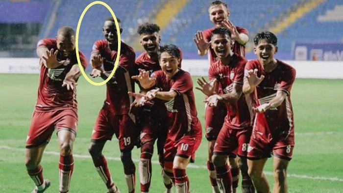 Latyr Fall siap pimpin lini tengah PSM Makassar saat lawan Marc Klok cs di Persib Bandung dalam lanjutan Liga 1 pekan depan, cek profilnya di sini.