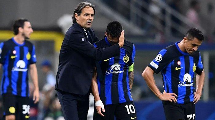 Pelatih Simone Inzaghi menghibur Lautaro Martinez yang gagal mencetak gol dalam sejumlah peluang di pertandingan Liga Champions antara Inter Milan vs Benfica, di Stadion Giuseppe Meazza, Rabu (4/10/2023). (inter.it)