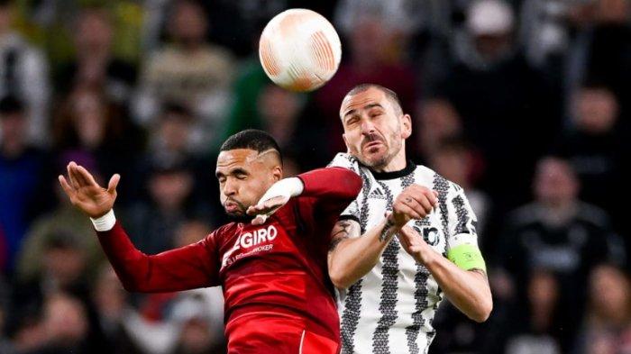 Kapten Juventus, Leonardo Bonucci saat berduel dengan pemain Sevilla pada leg pertama babak semifinal Liga Europa, Jumat (12/5/2023).