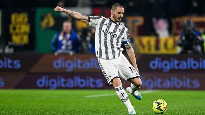 Pemain Juventus, Leonardo Bonucci - Bek 36 tahun itu sedang dikaitkan dengan klub Liga Italia Serie A, AS Roma. Kepastian perekrutan Bonucci akan ditentukan pasca kedatangan Romelu Lukaku diresmikan.