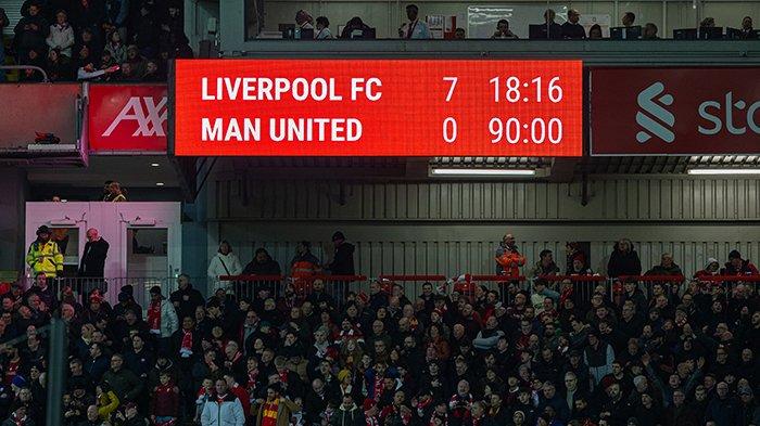 Papan skor 7-0 saat kemenangan besar Liverpool atas Manchester United pada pekan ke-26 Liga Inggris di Stadion Anfield, Senin (6/3/2023). (Twitter / @LFC)