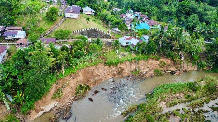 i
ANCAMAN LONGSOR - Dampak banjir menggerus pesisir Sungai Bahau di Desa Apau Ping, Kecamatan Bahau Hulu, Malinau, Kalimantan Utara, Selasa (27/5/2025). Sejumlah rumah penduduk terancam raib ditelan longsor.