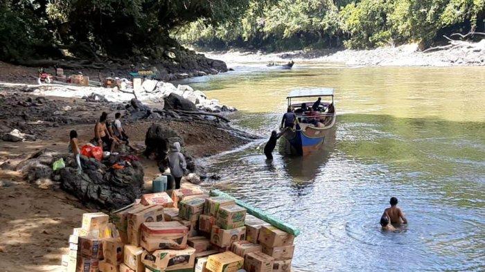Kondisi para pedagang sembako yang akan melewari riam saat air Sungai Mahakam surut. Mereka harus melangsir barangnya sedikit -sedikit di riam lantaran perahu tersangkut.