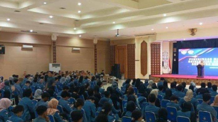 )
Masiswa KKN UBT saat mengikuti seremoni pelepasan jelang keberangkatan ke lokasi KKN di Malinau, Kalimantan Utara.