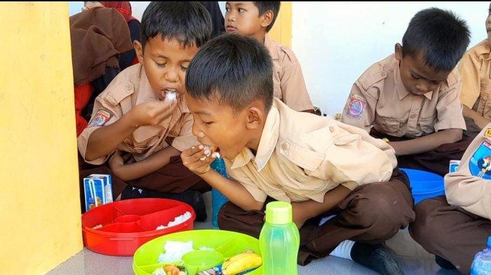 Momen uji coba Program Makan Bergizi Gratis (MBG) di Tarakan, Kalimantan Utara.