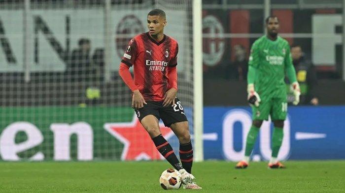 Pemain AC Milan, Malick Thiaw dalam laga kontra Rennes di leg pertama babak playoff knockout Liga Europa.