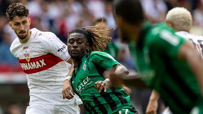 Manu Kone (jersey hijau) saat membela Borussia Moenchengladbach di Bundesliga Jerman musim 2023/2024.