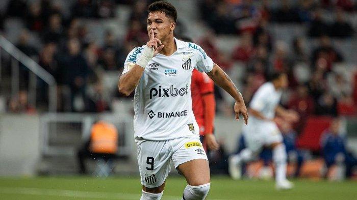 Pemain Santos, Marcos Leonardo - Striker 20 tahun itu sebentar lagi bergabung dengan klub Liga Italia, AS Roma pada musim panas ini.