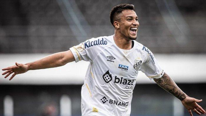 Pemain Santos, Marcos Leonardo - Striker 20 tahun itu sebentar lagi bergabung dengan klub Liga Italia Serie A, AS Roma pada musim panas ini.