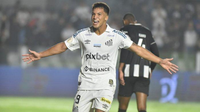 Pemain Santos FC, Marcos Leonardo - Pemain 20 tahun itu mendesak untuk bergabung tim Liga Italia, AS Roma. Di sisi lain, Giallorossi juga mengincar tanda tangan striker bapuk Atalanta.