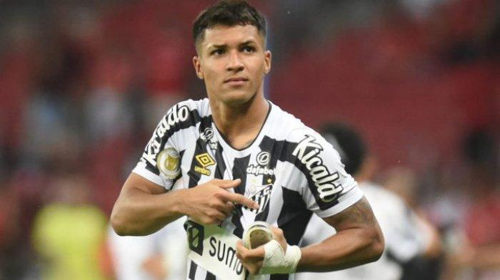 Penyerang Santos FC, Marcos Leonardo - pemain 20 tahun itu masuk radar dua raksasa Liga Italia, AS Roma dan Lazio untuk bursa transfer musim panas mendatang.