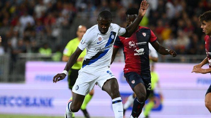 Peyerang Nerazzurri, Marcus Thuram berupaya melewati pemain lawan pada laga Cagliari vs Inter Milan di Stadion Unipol Domus, Selasa (29/8/2023).