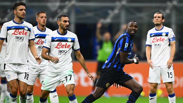 Aksi penyerang Inter Milan, Marcus Thuram saat melewati kepungan para pemain Atalanta, pada giornata 3 Liga Italia Serie A, di Stadion Giuseppe Meazza, Sabtu (31/8/2024).