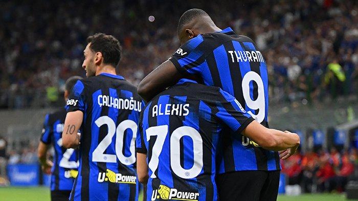 Selebrasi Marcus Thuram dan Alexis Sanchez saat merayakan gol pada pertandingan Inter Milan vs Cagliari, pekan ke-32 Liga Italia Serie A, di Stadion Giuseppe Meazza, Senin (15/4/2024).