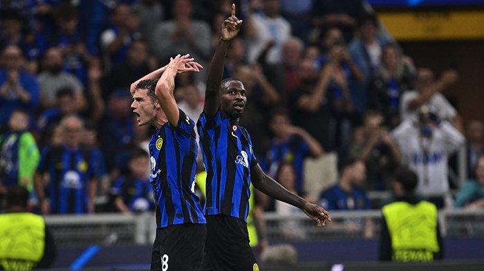Selebrasi Marcus Thuram (kanan) dan Benjamin Pavard pada pertandingan Liga Champions antara Inter Milan vs Benfica, di Stadion Giuseppe Meazza, Rabu (4/10/2023).
