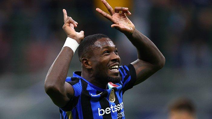 Selebrasi penyerang Inter Milan, Marcus Thuram ketika mencetak hat-trick ke gawang Torino, pada giornata 7 Liga Italia Serie A, di Stadion Giuseppe Meazza, Minggu (6/10/2024).
