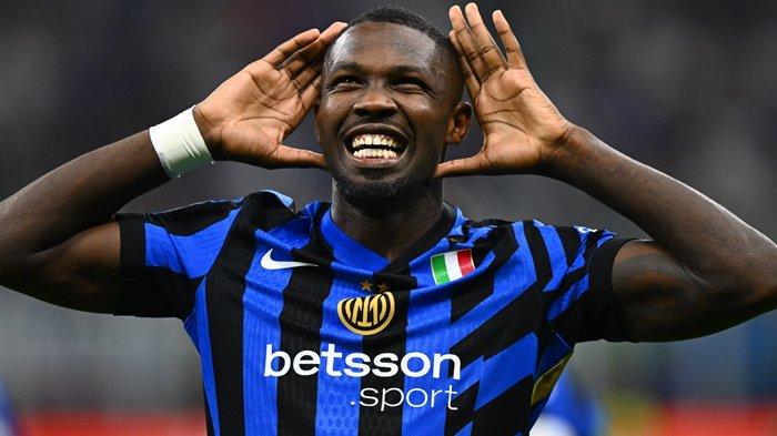 Selebrasi penyerang Inter Milan, Marcus Thuram saat mencetak gol ke gawang Atalanta, pada giornata 3 Liga Italia Serie A, di Stadion Giuseppe Meazza, Sabtu (31/8/2024).