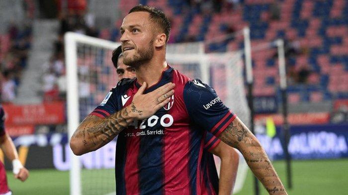 Pemain Bologna, Marko Arnautovic - Penyerang 34 tahun itu masuk radar AC Milan untuk menggantikan Zlatan Ibrahimovic yang kontraknya tidak akan diperpanjang Rossoneri.