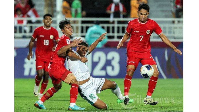 Gelandang Timnas U-23 Indonesia, Marselino Ferdinan saat menghadapi Irak, dalam perebutan tempat ketiga di Piala AFF U23, Doha, Qatar, Kamis (2/5/2024). (Karim JAAFAR / AFP)